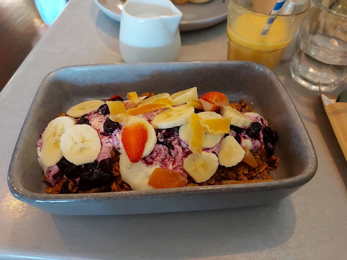 Granola with Yoghurt Berries and Dried Mango, The Green Mango Cafe
