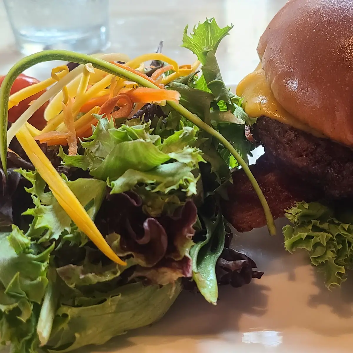Burger RWB with Salad