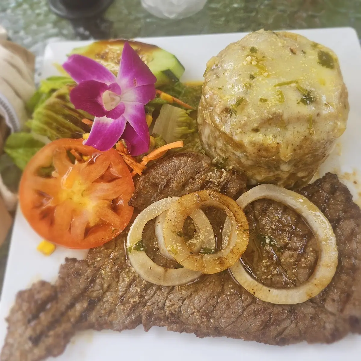 Mofongo Con Bistec Encebollado
