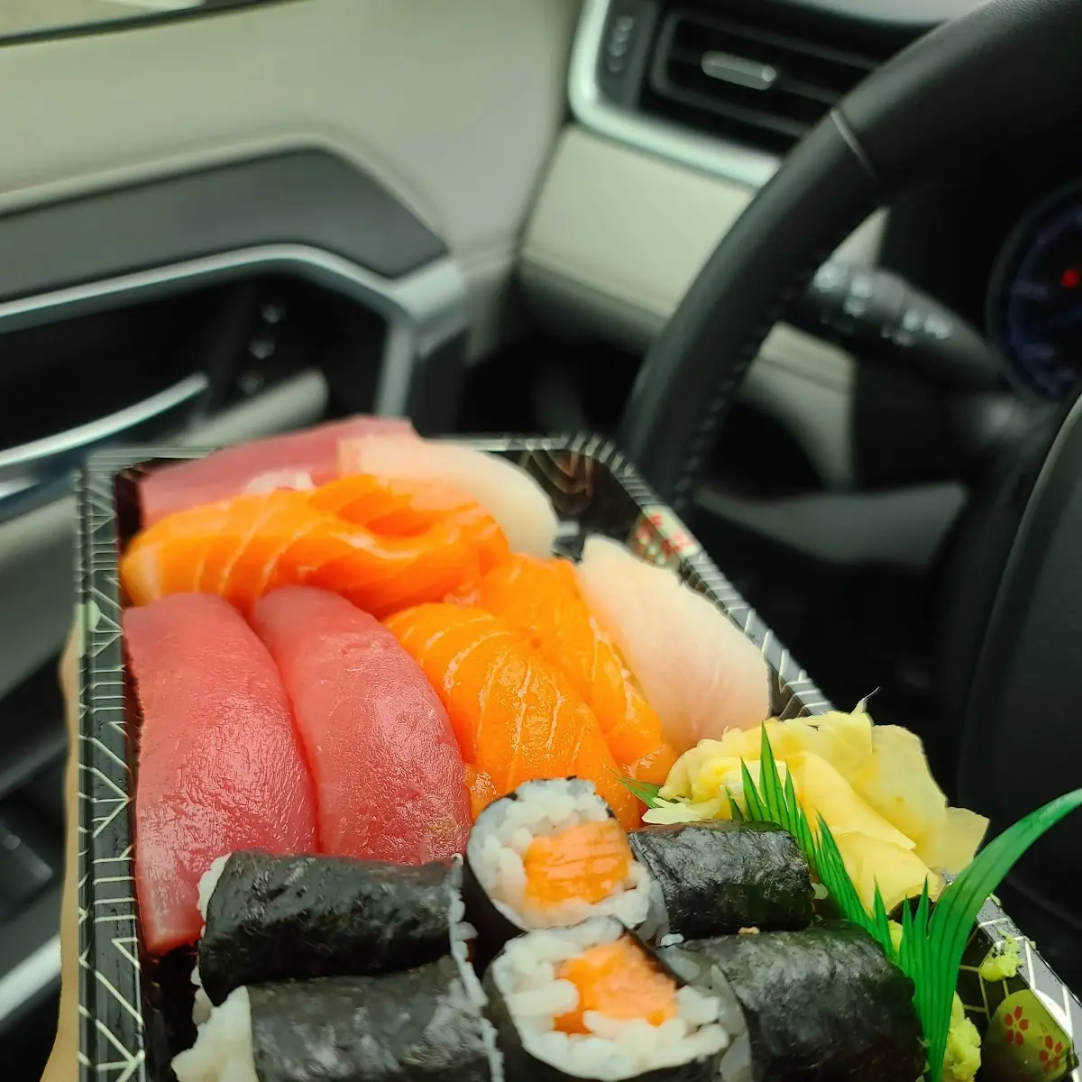 Sushi & Sashimi Lunch