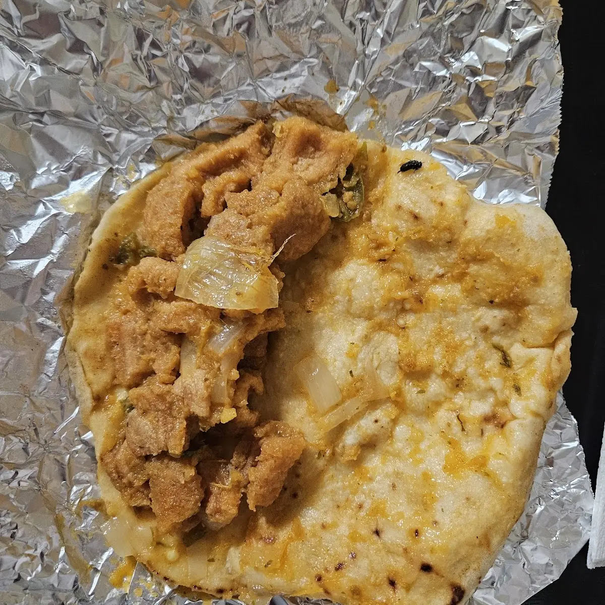 Taco De Chicharrón En Salsa Ranchera Con Mosca