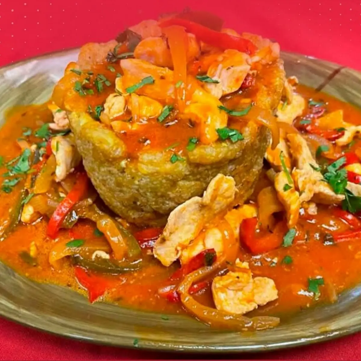 Mofongo Con Pollo En Salsa Criolla