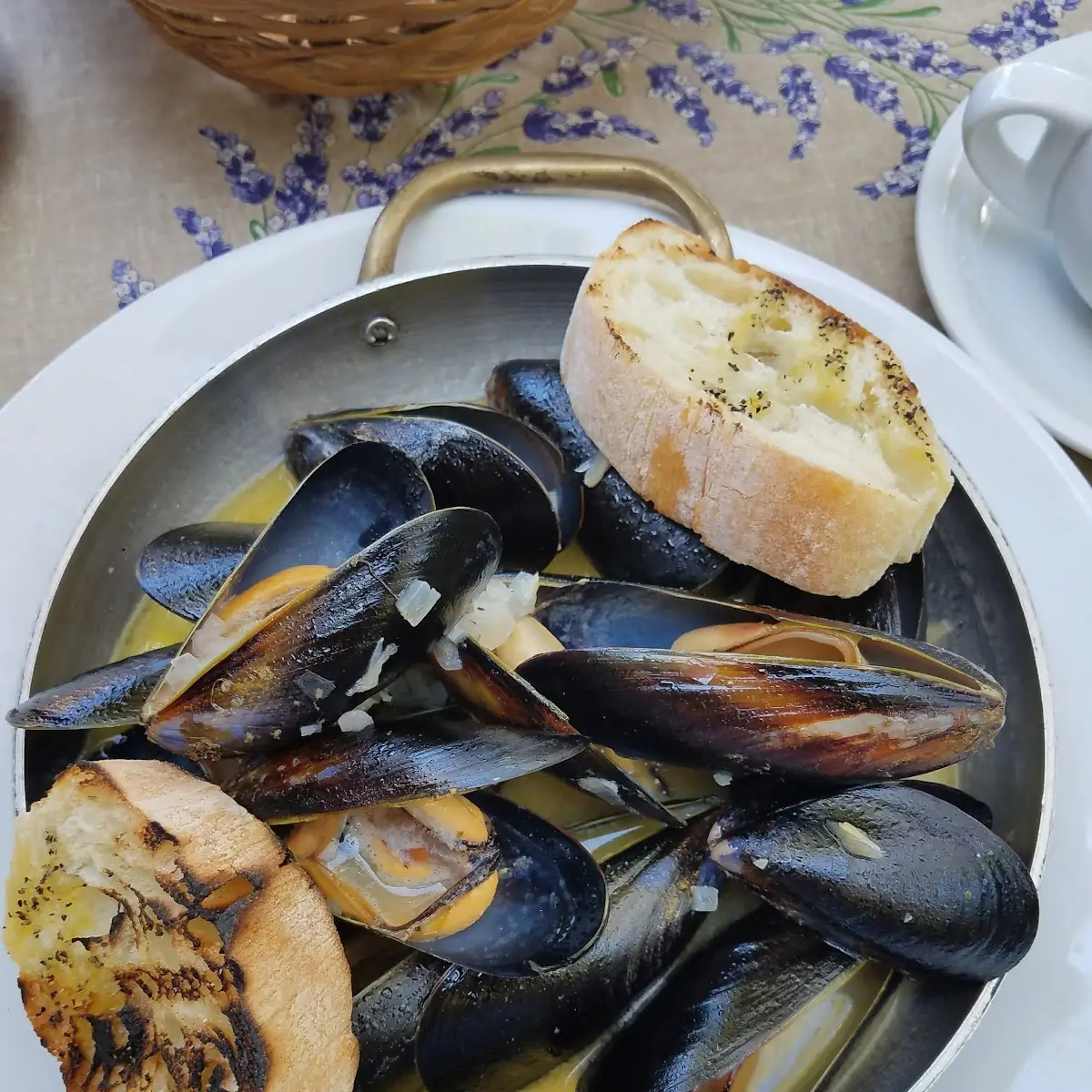 Steamed Mussels Au Vin Blanc