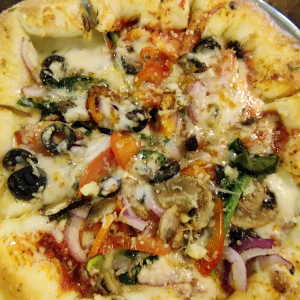 Veggie Pizza with Cheese Borders