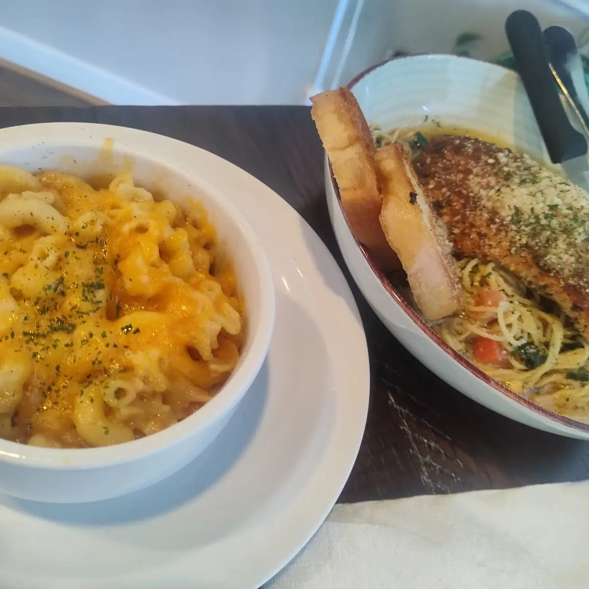 Mac and Cheese with Blackened Mahi Mahi