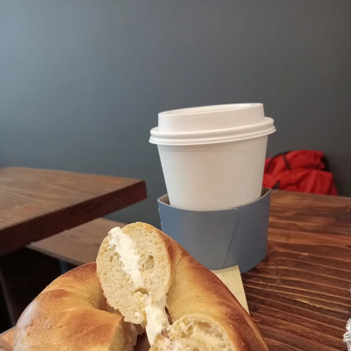 Bagel De Formatge Amb Cafè Late