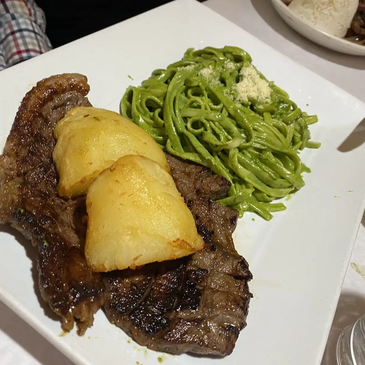 Tallarines Verdes Con Bistec