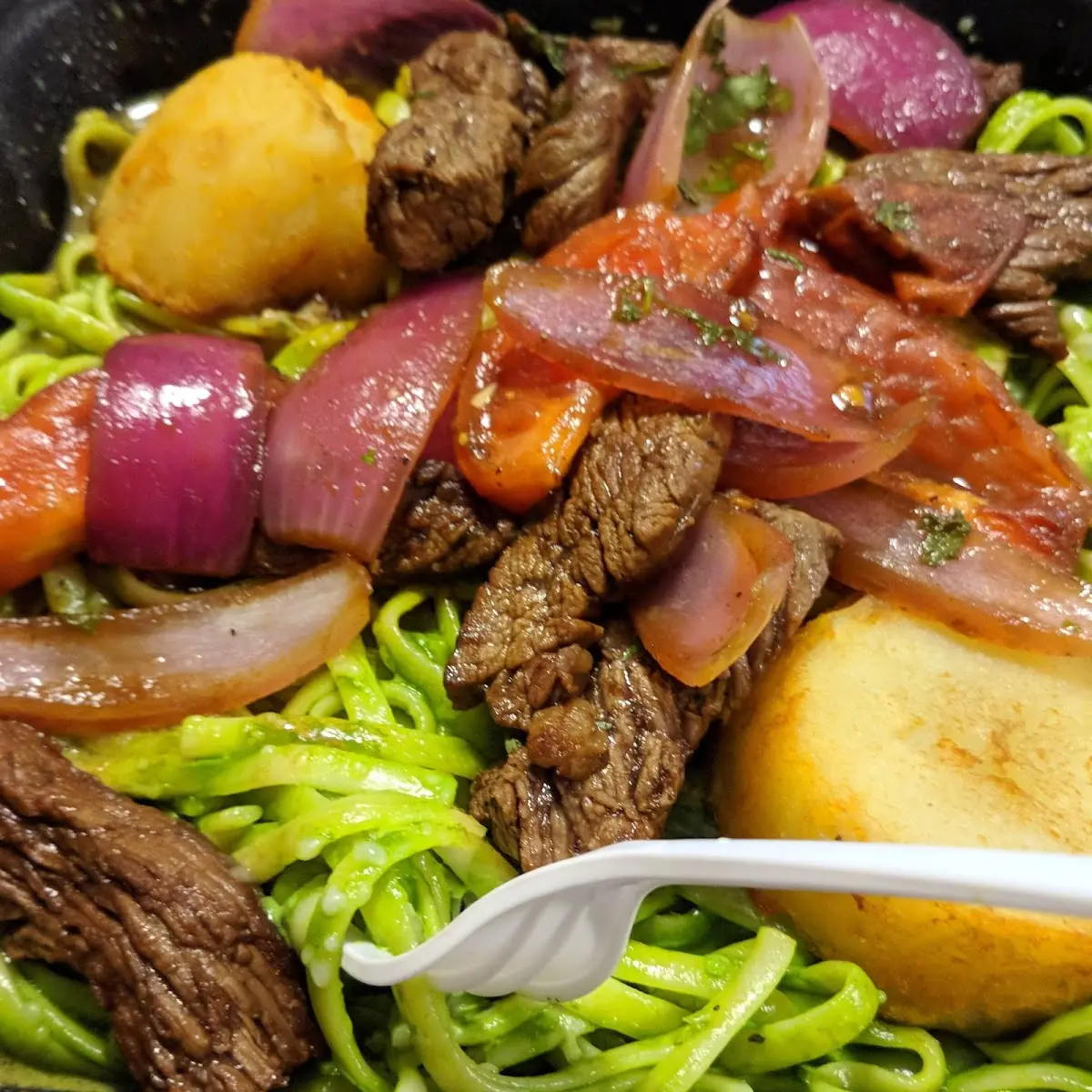 Tallarines Verdes Con Lomo Saltado