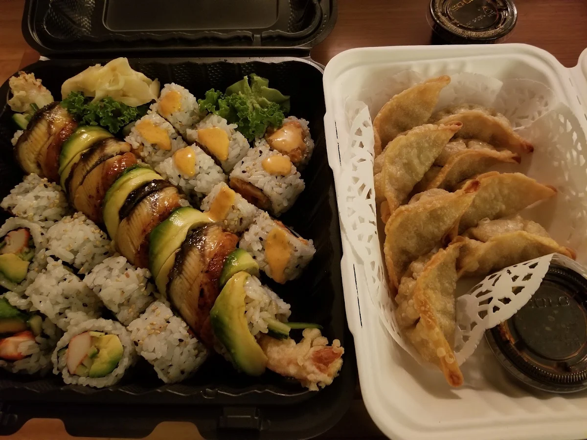 Gyoza Black Dragon Roll Spicy Salmon California Roll, Dani sushi