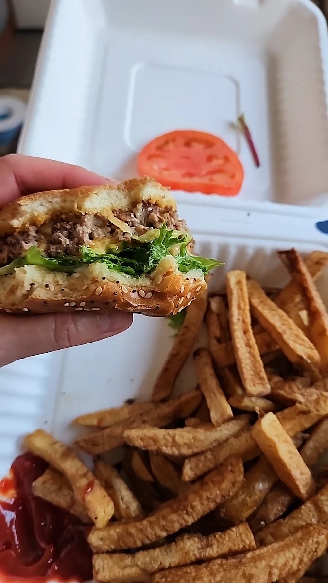 Deluxe Burger and Fries, Patagón