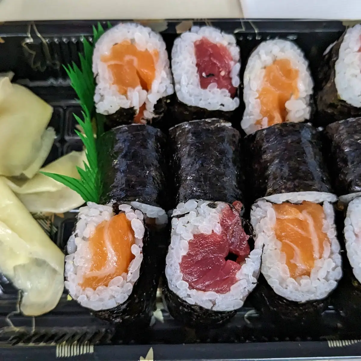 Tune on Salmon Roll