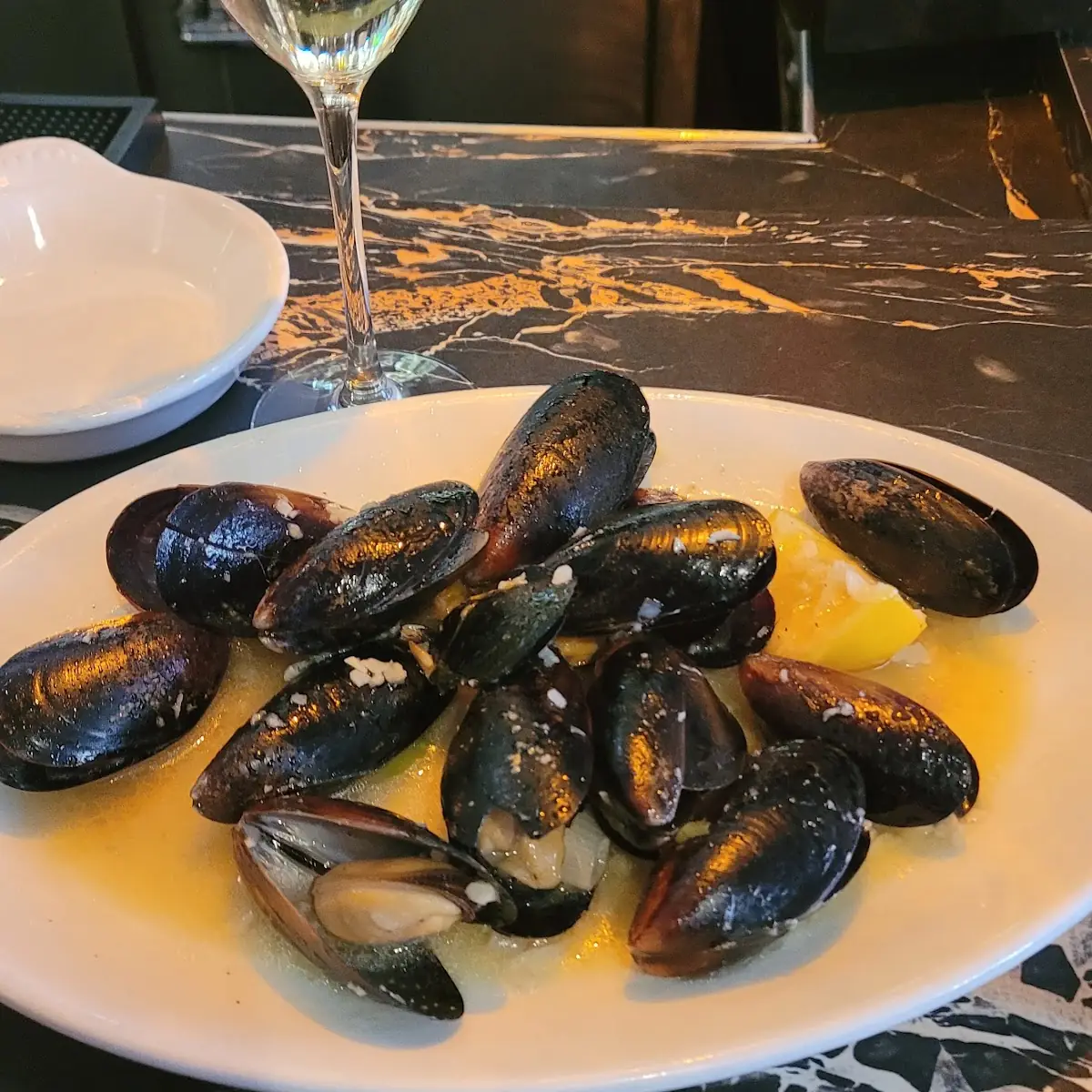 Steamed Mussels with White Wine Reduction