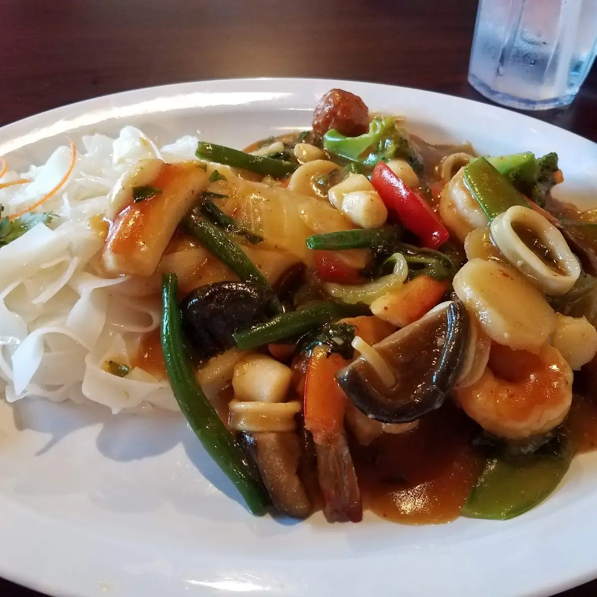 Seafood with Thick Rice Noodle D