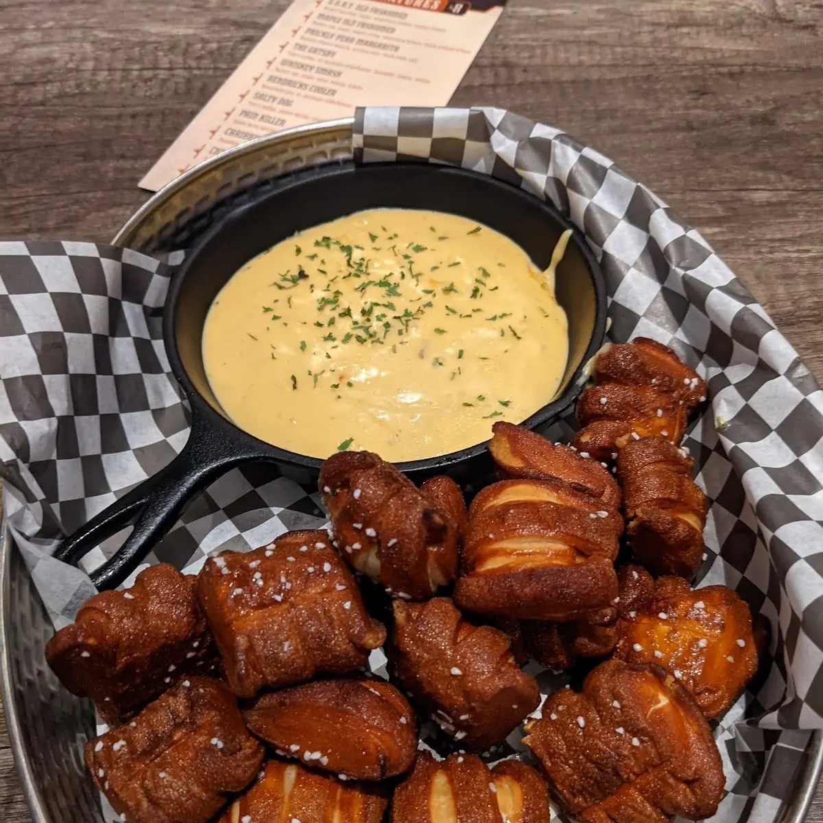 Pretzel Bites w Beer Cheese