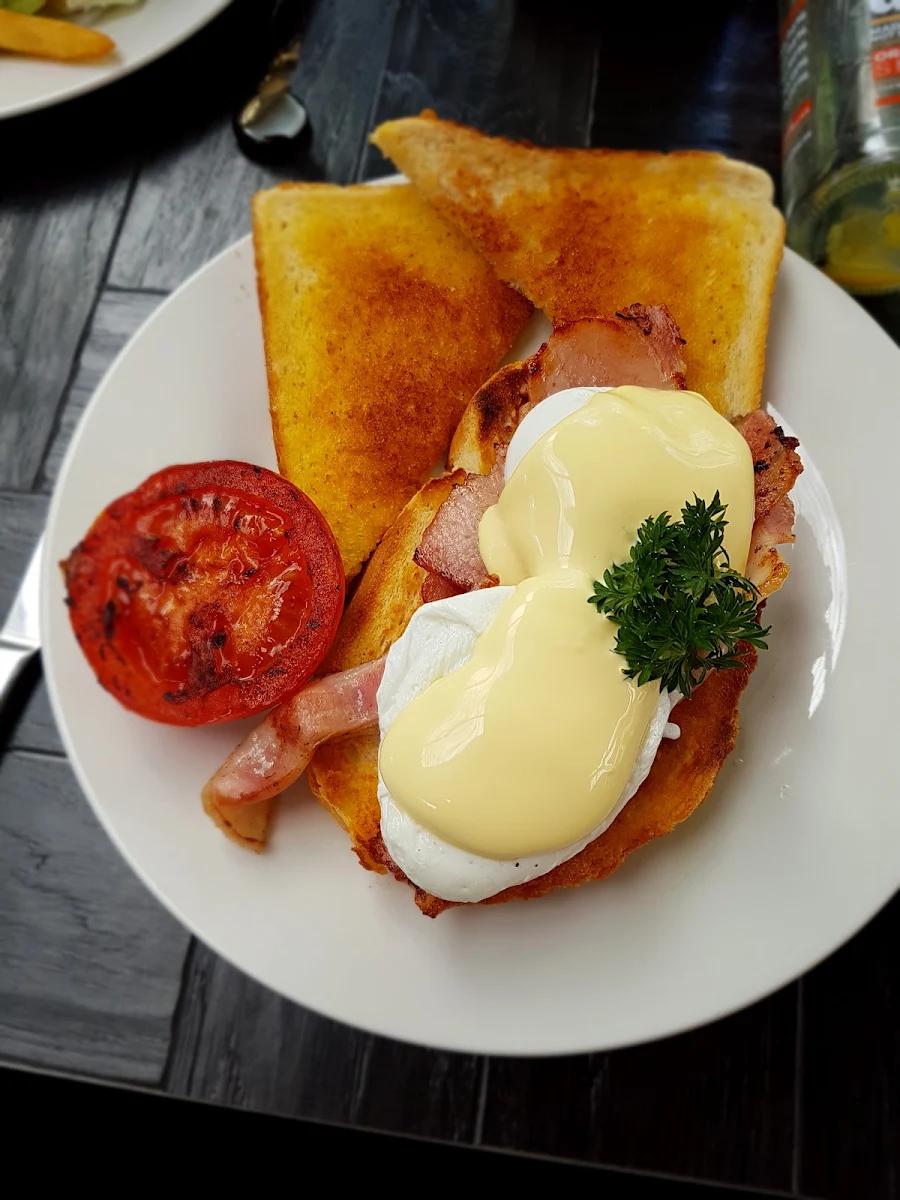 Eggs Renedict, Froggies Rest