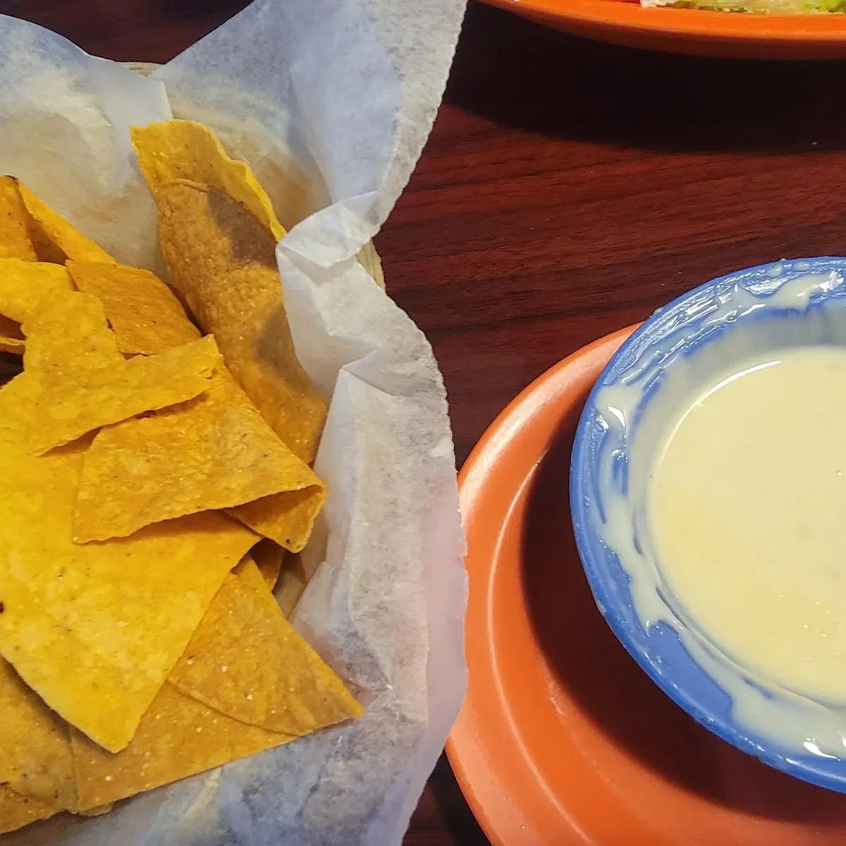 Chips an Queso Dip