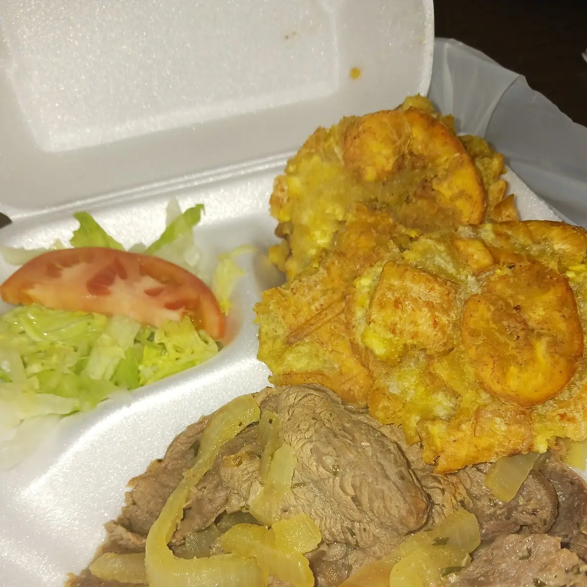 Bistec Encebollado Con Tostones