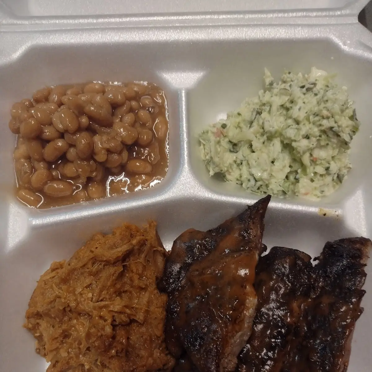 Ribs with Macaroni and Cheese and Green Beans