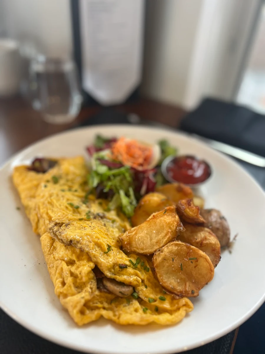 Smoked Salmon Omelette, Alpina Restaurant at Villa Eyrie Resort