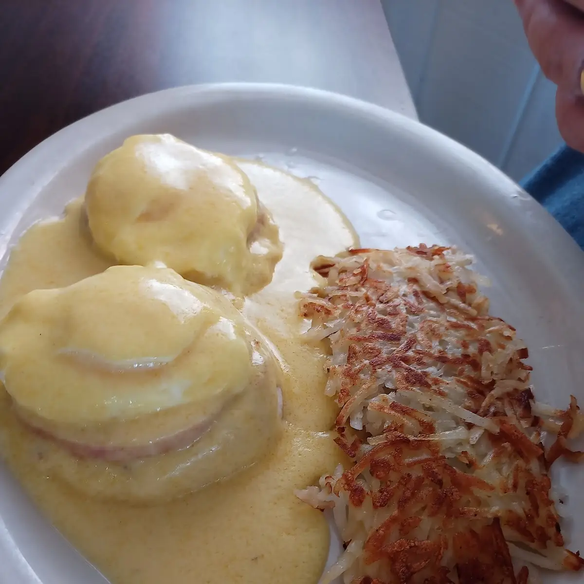 1/2 EGGS BENEDICT