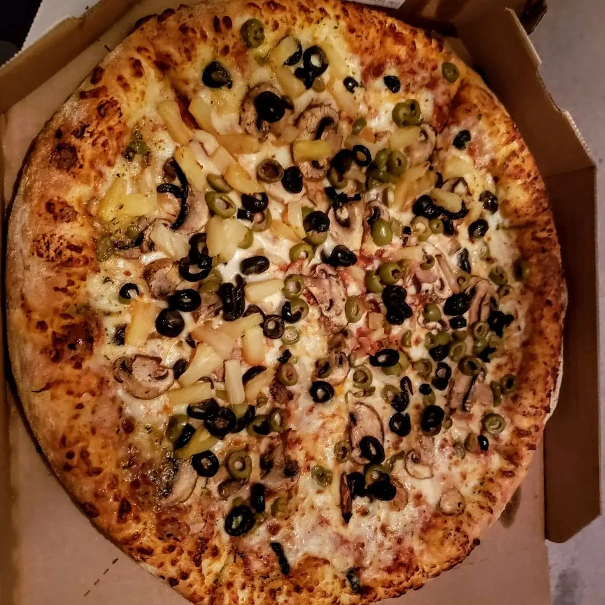 Veggie Pizza with Half Pineapple