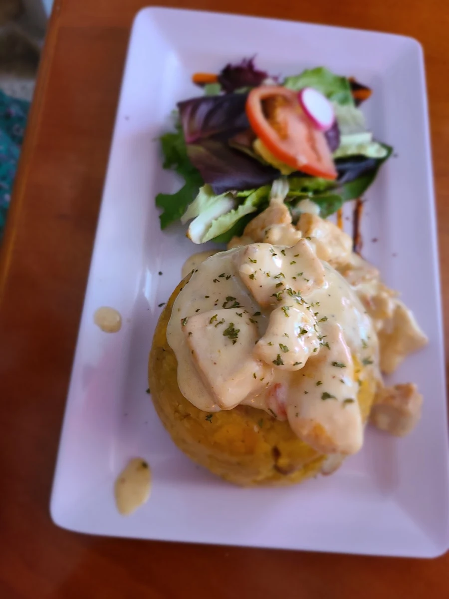 Morongo Relleno De Pollo En Salsa Carbonara
