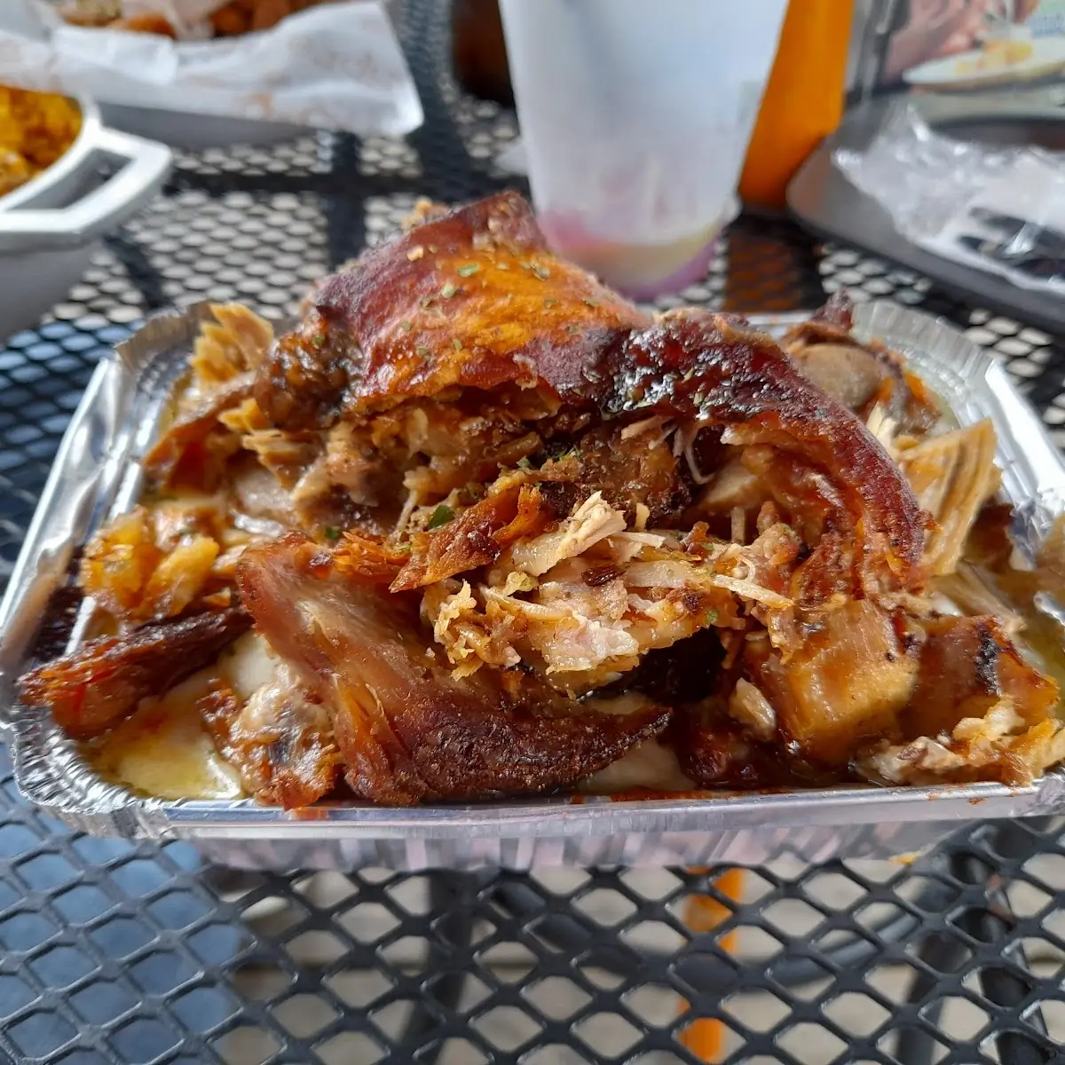 Mac and Cheese Con Lechon Asado