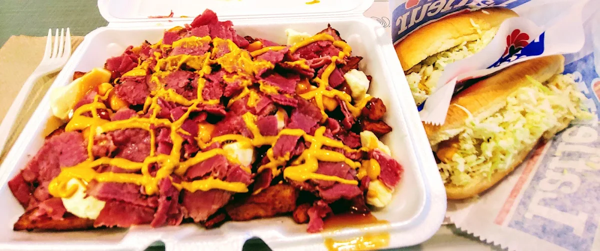 Grande Poutine Smoked Meat, Cantine Boivin