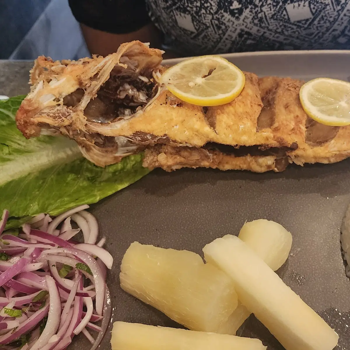 Pescado Frito Con Ensalada