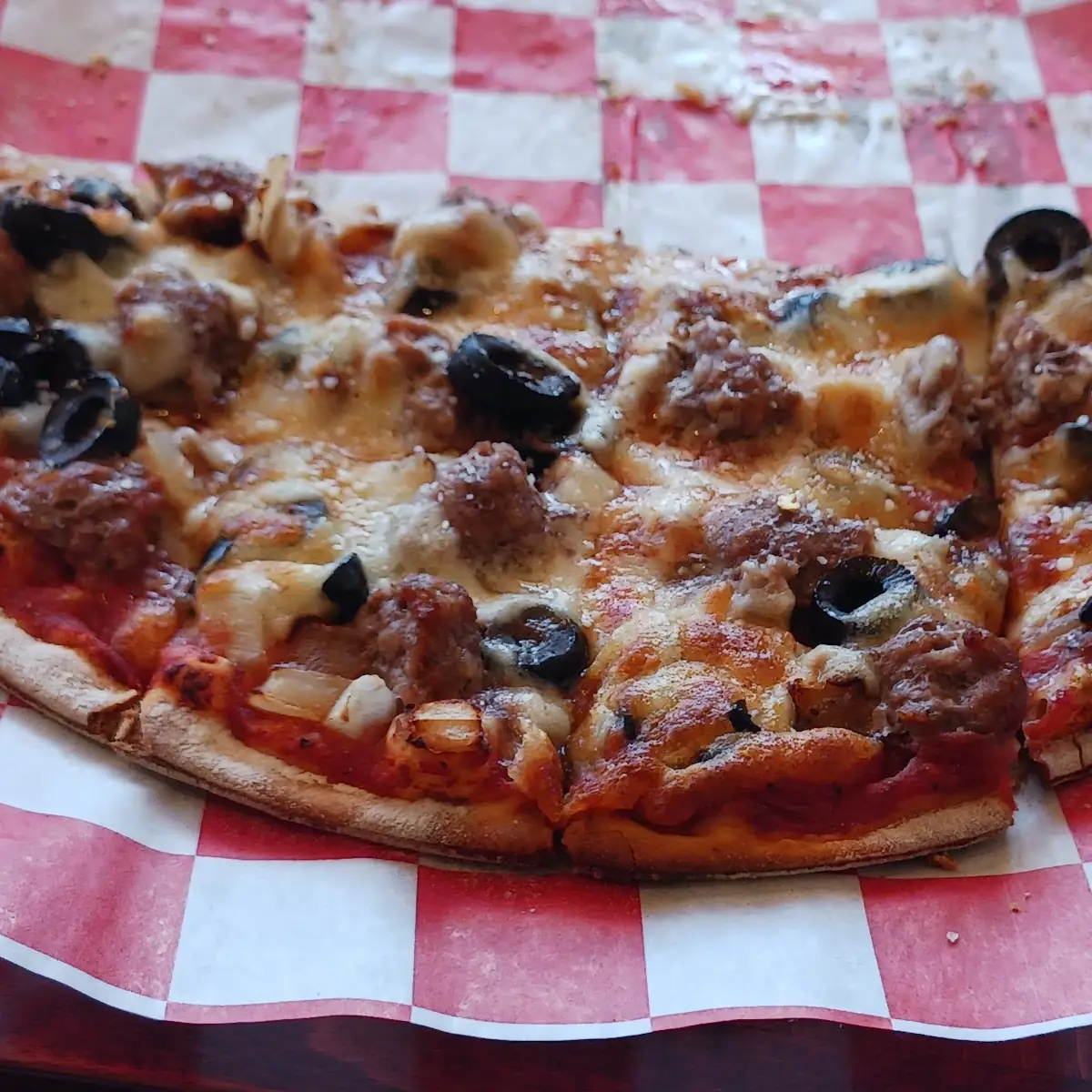 Hamburger and Black Olive Pizza