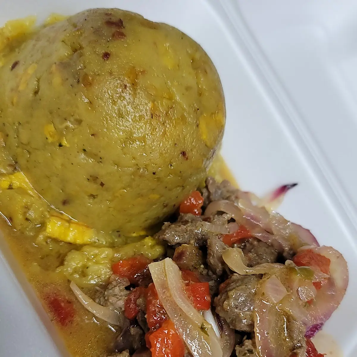 Bistec Encebollado Con Mofongo