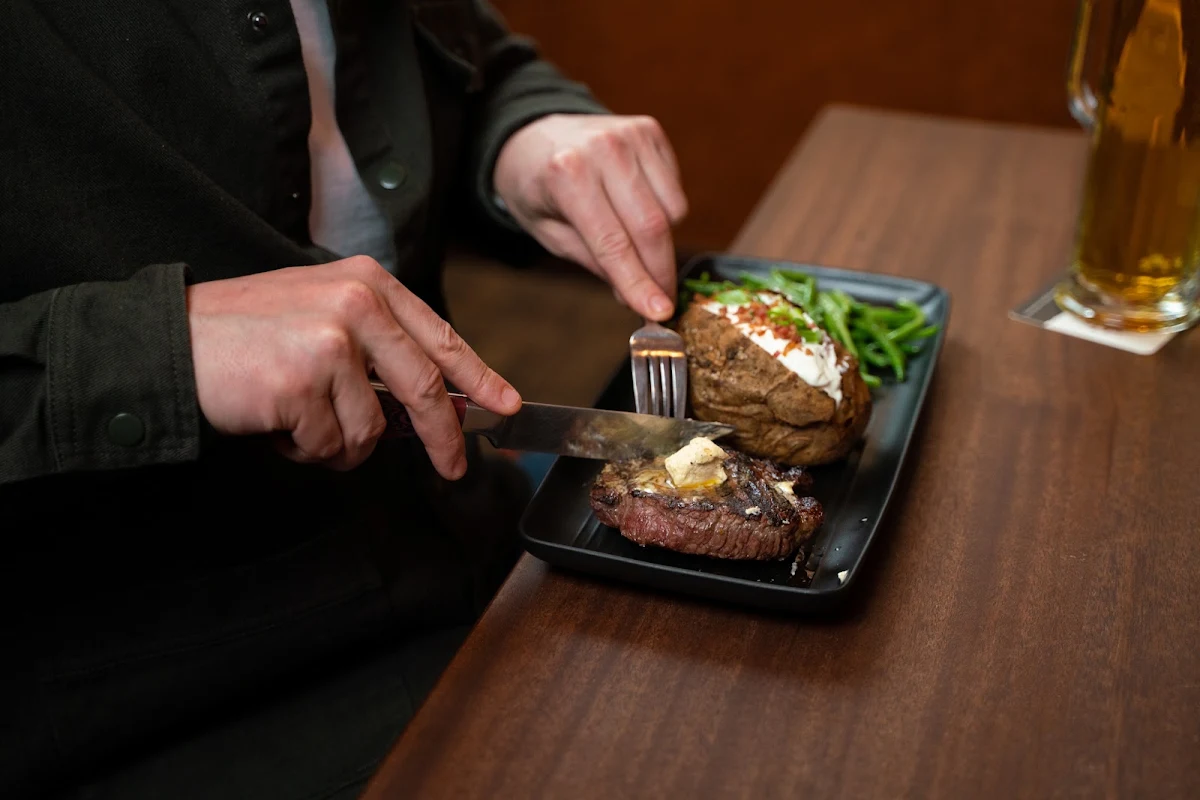 Highlights, MR MIKES SteakhouseCasual