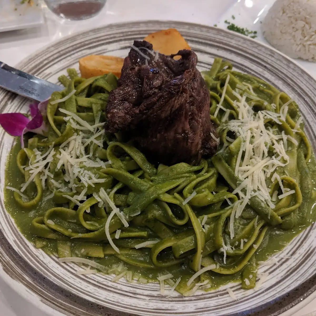 Tallarin Verde Con Churrasco