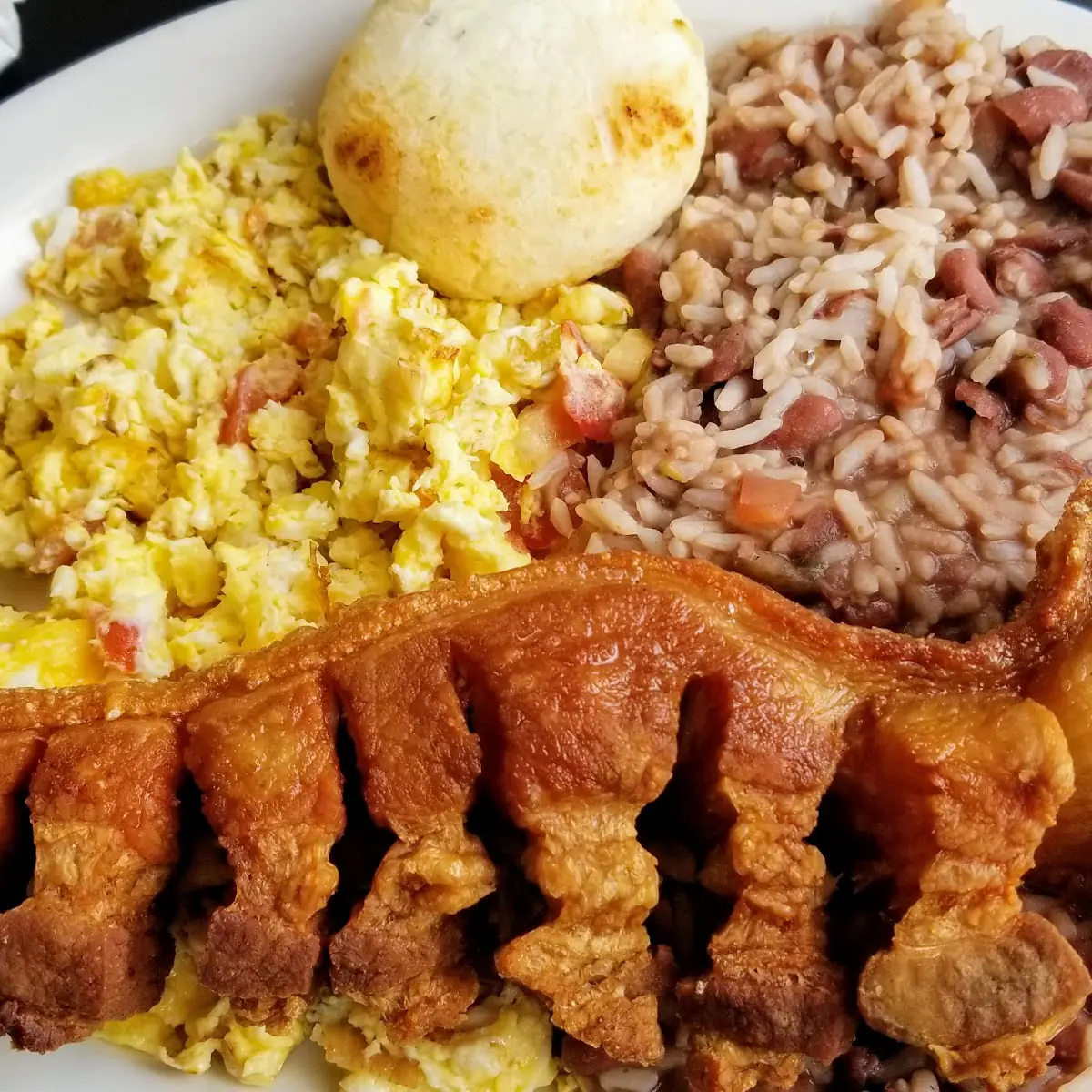 Chicharron Con Huevos Pericos