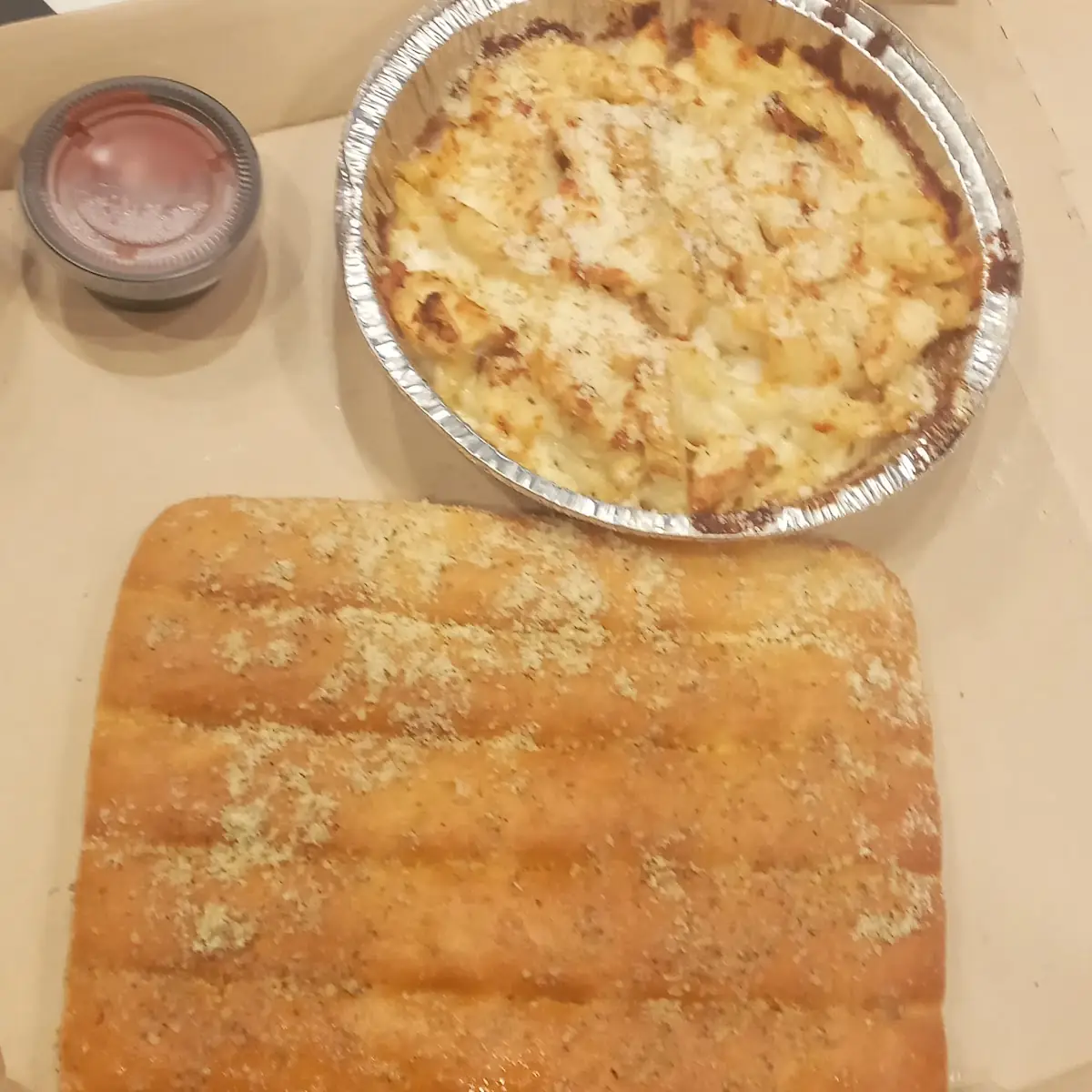 Chicken Alfredo Pasta w Bread Sticks