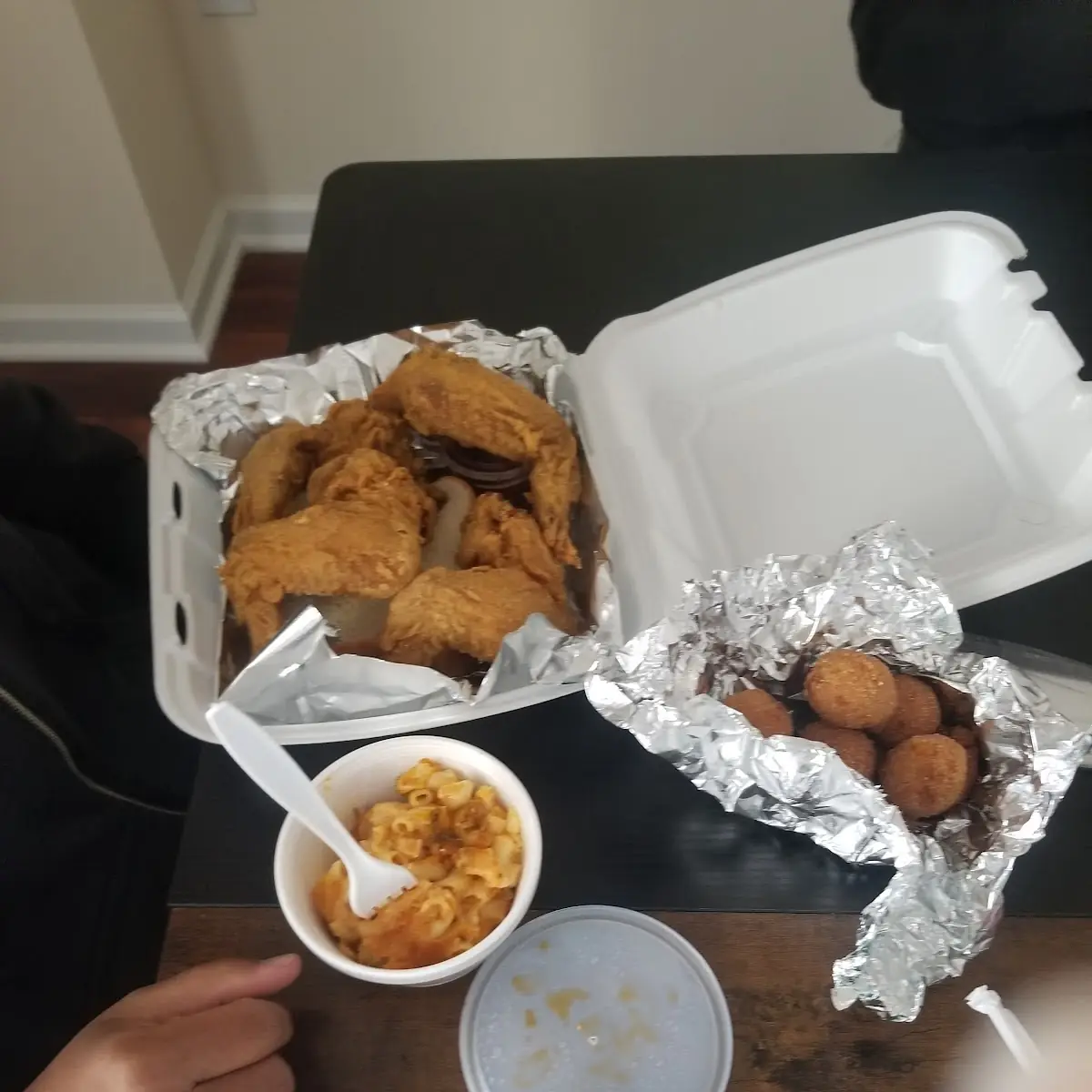 Chicken Wings with Mac and Cheese
