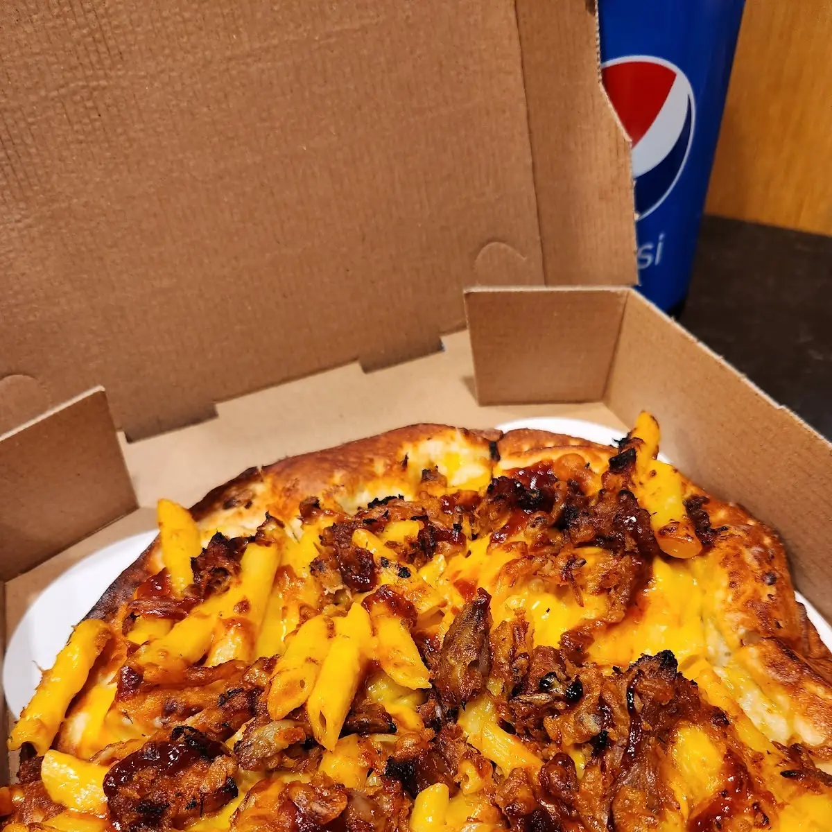 Smokehouse Mac & Cheese Pizza with a 2lt Pepsi