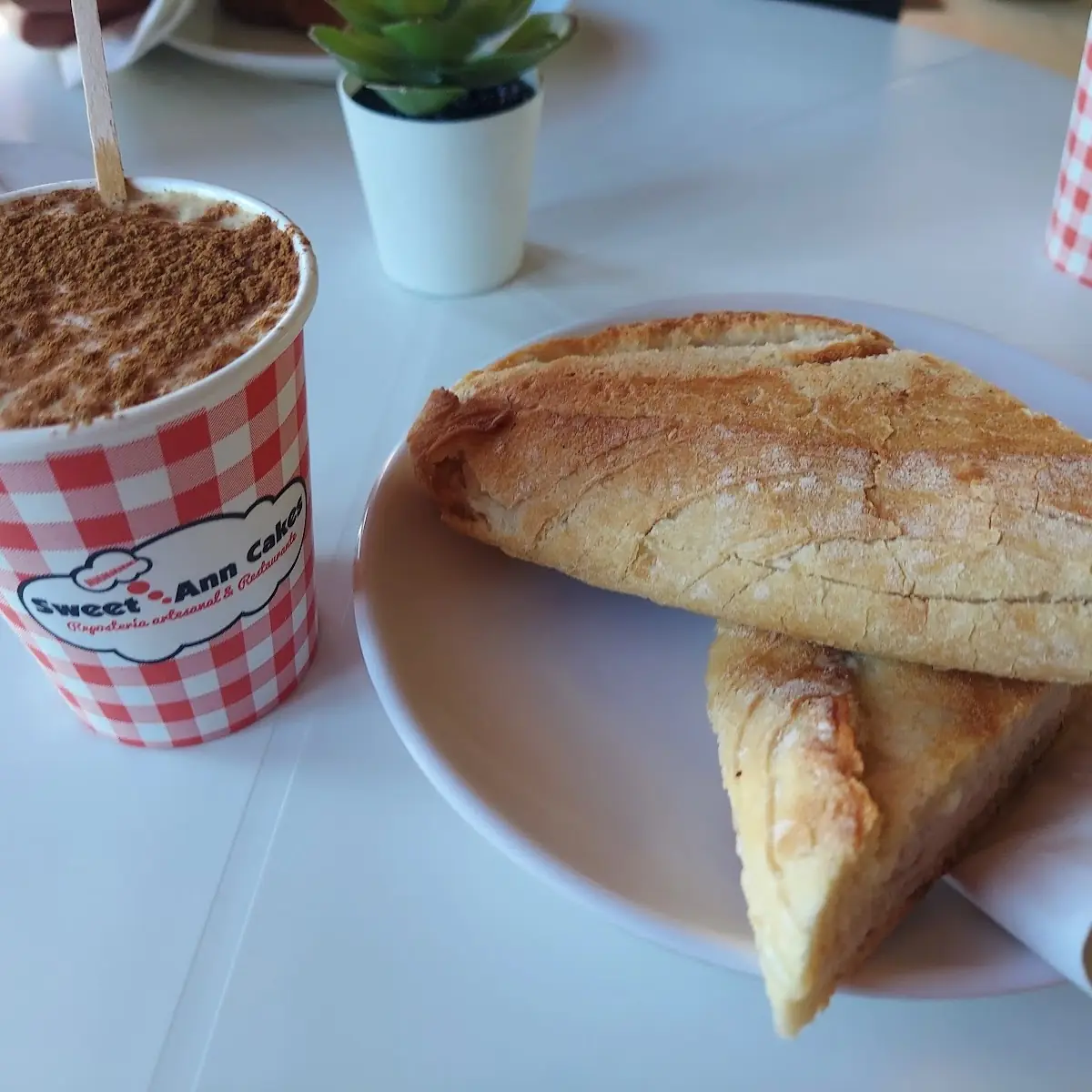Café Con Canela Y Sándwich de Pavo