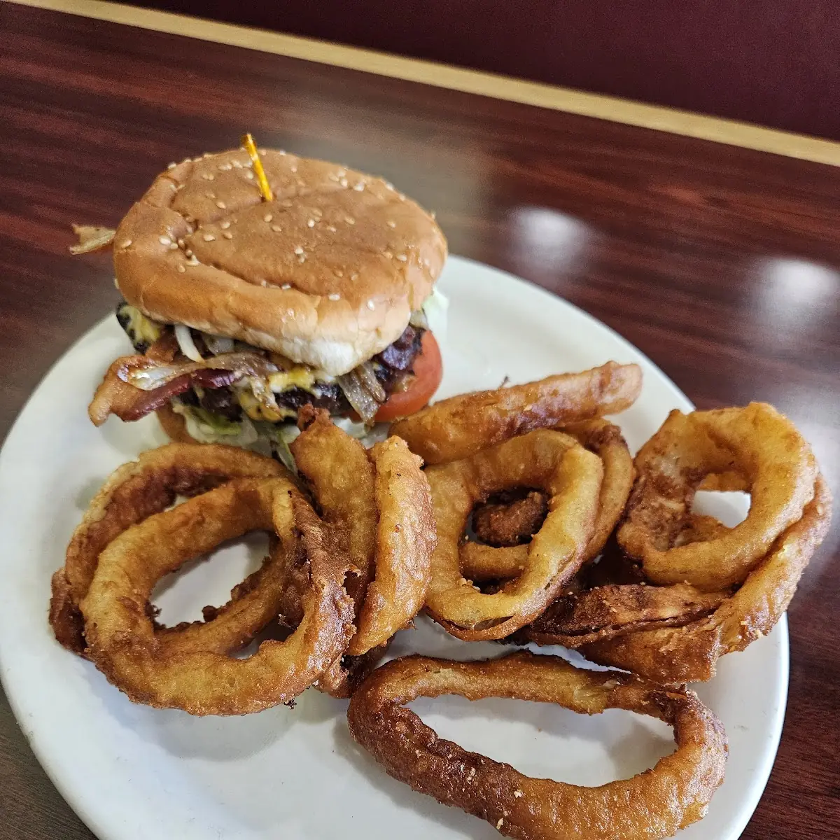 Classic Burger w Onion Rings