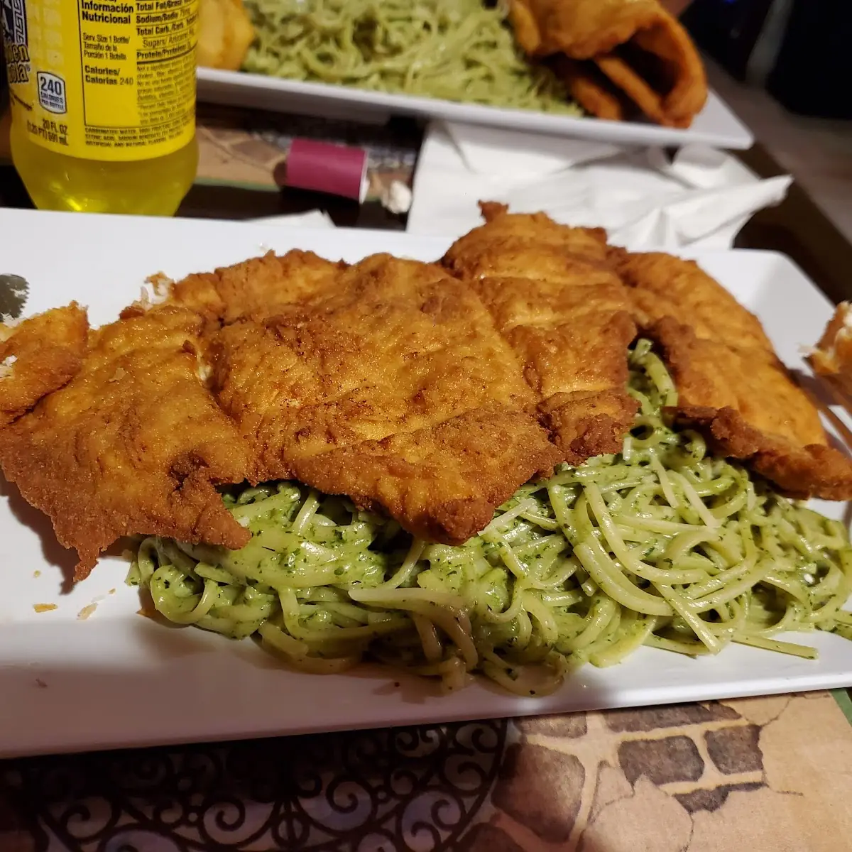 Tallarines Verdes Con Pollo Empanizado