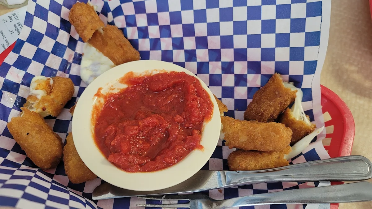 8 Fried Mozzarella Sticks with Marinara Sauce