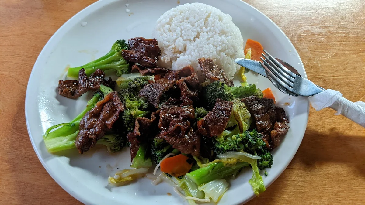 Sauteed Beef or Pork or Chicken & Broccoli on Steamed Rice, Phở Pasteur Restaurant