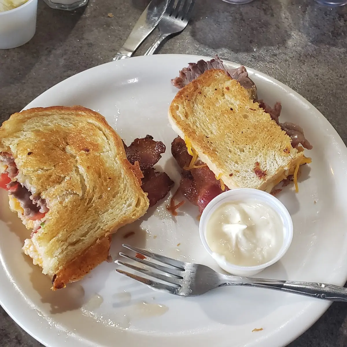 Roast Beef Sandwich with Bacon and Tomato