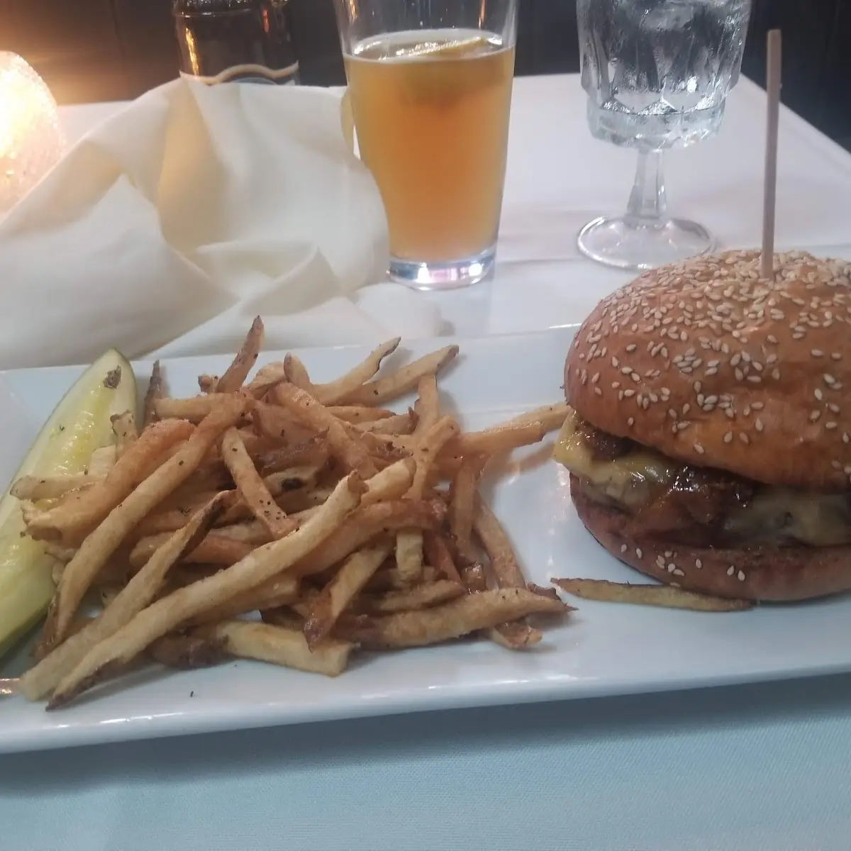 Hamburger with Smoked Gouda and Bacon Jam with FF