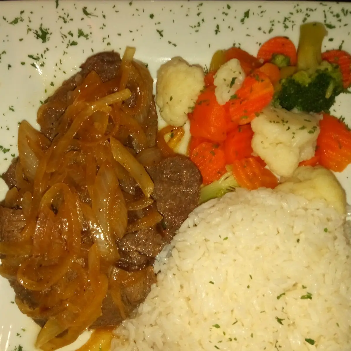 Beef Steak Encebollado Con Arroz Blanco Y Habichuelas