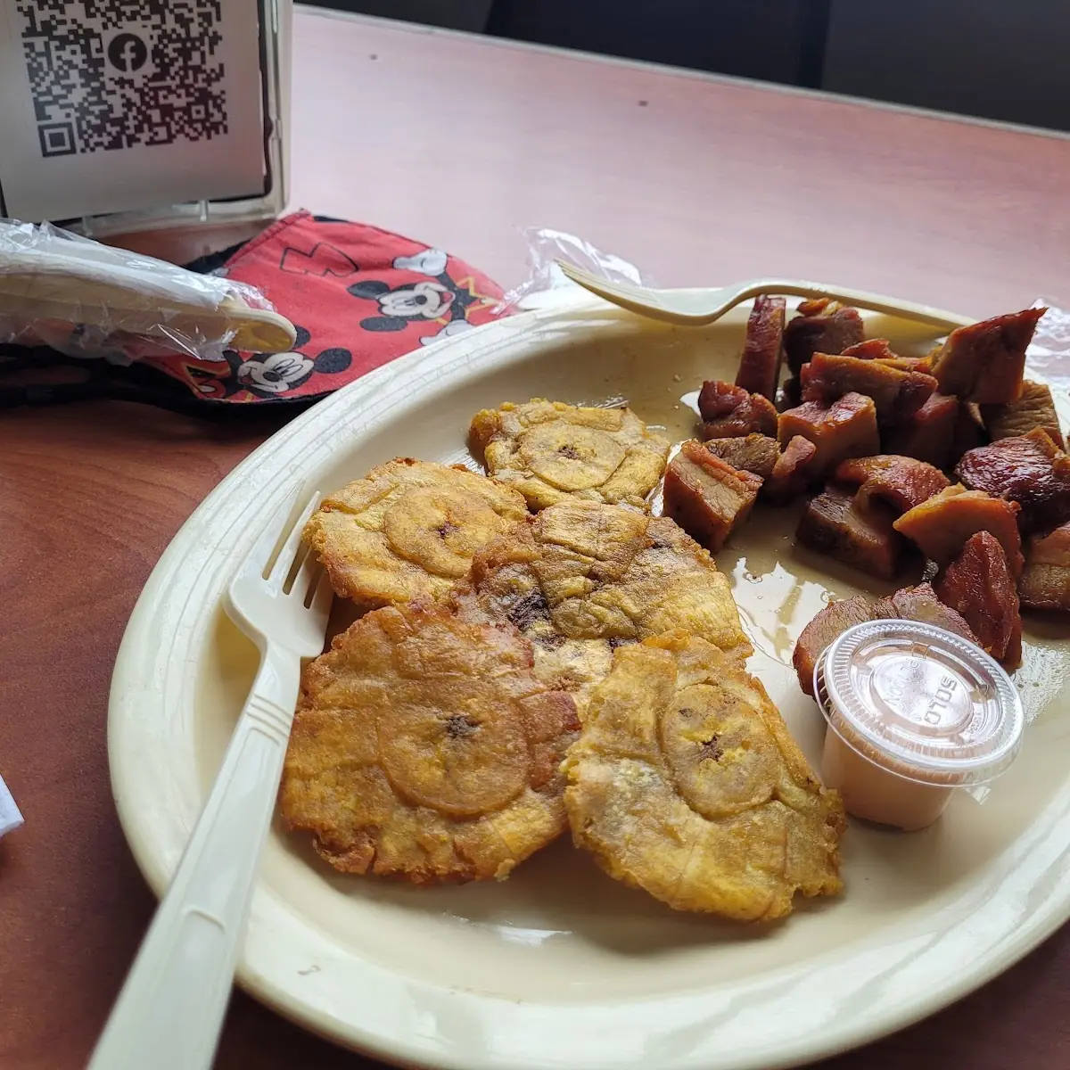 Carne Ahumada Con Tostones