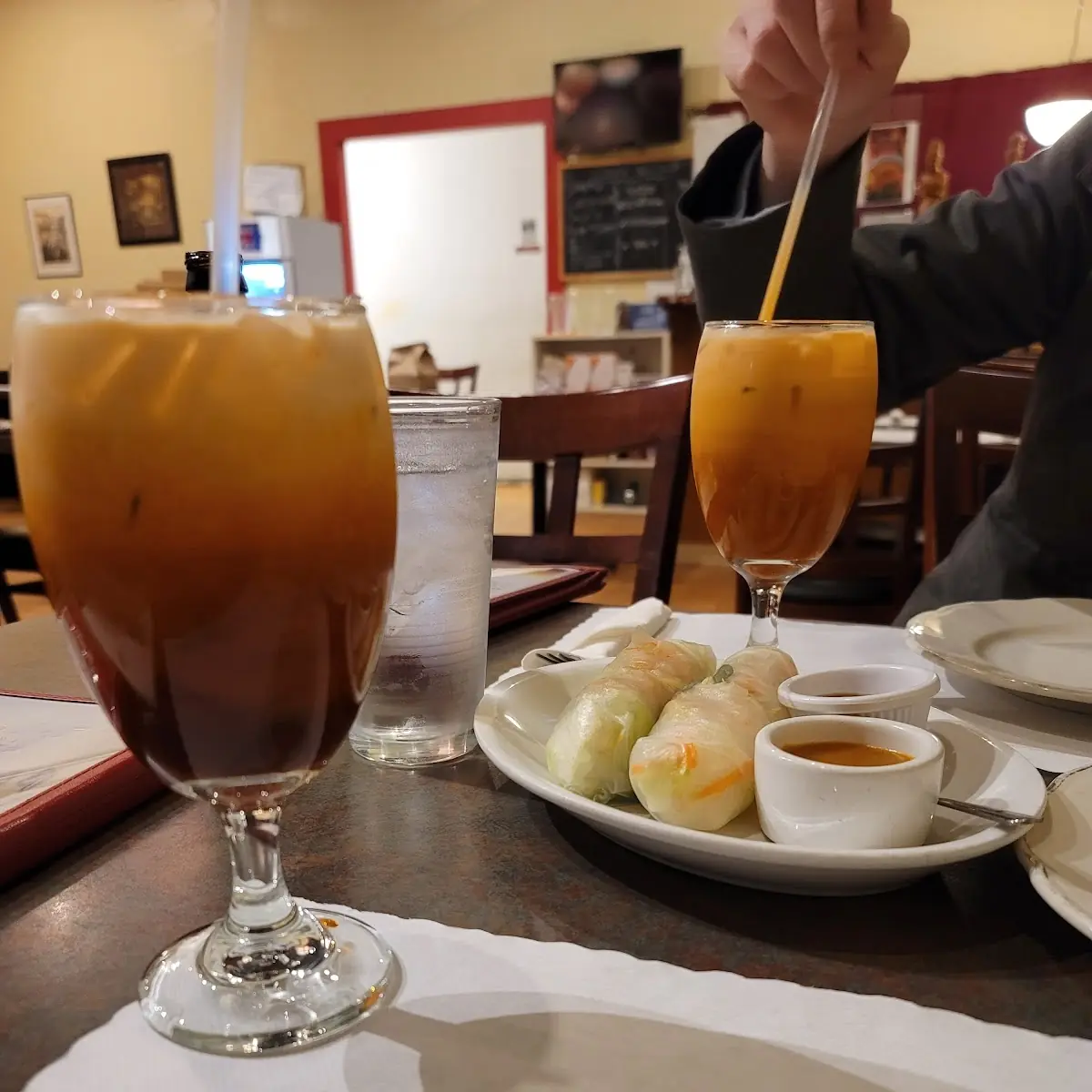 Thai Tea & Salad Roll