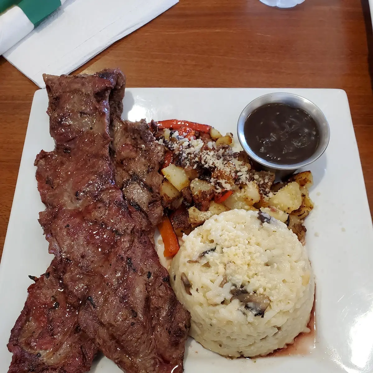 Churrasco Con Risotto Y Papas Salteadas