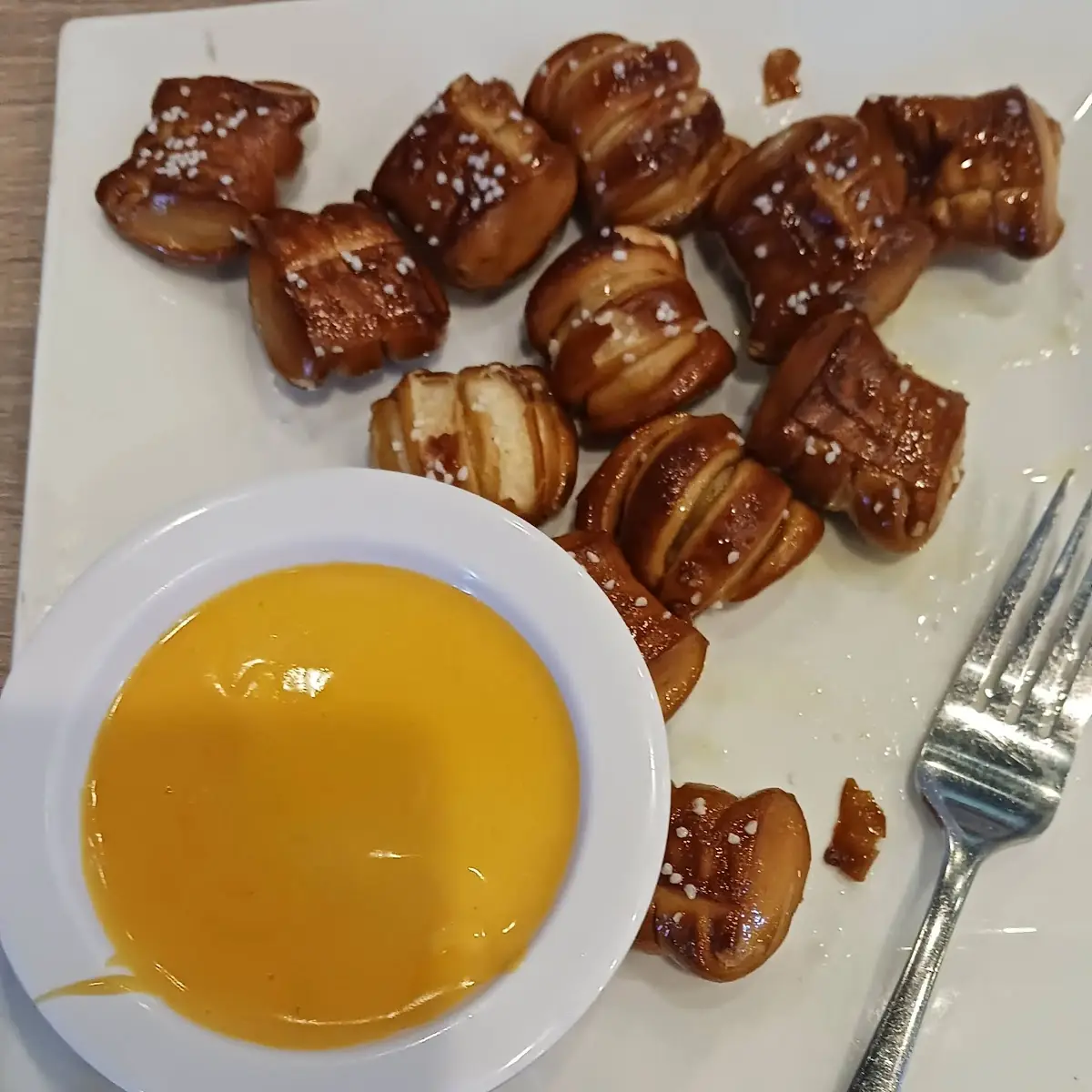 Pretzel Bites with Chedder Cheese Sauce