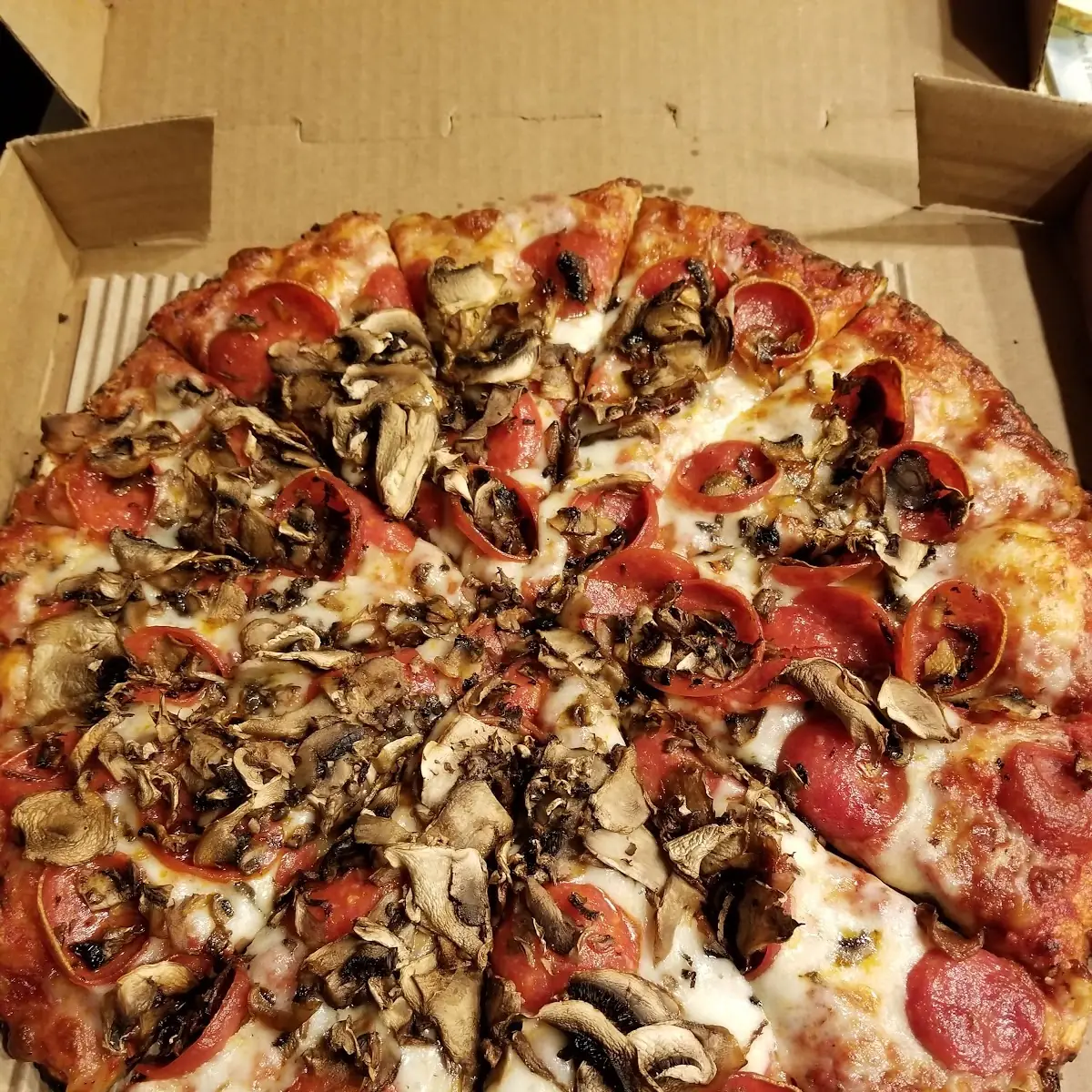 Medium Thin Crust Pepperoni & Mushroom Pizza